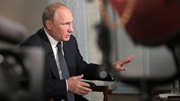 Президент РФ Владимир Путин во время интервью в Хельсинки ведущему телеканала Fox News Крису Уоллесу - 俄羅斯衛星通訊社