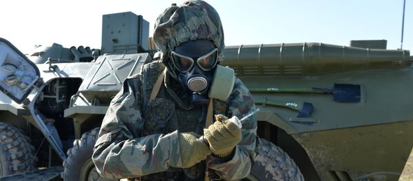 Военнослужащий войск радиационной, химической и биологической защиты (РХБЗ) РФ на тактико-специальных занятиях - 俄罗斯卫星通讯社