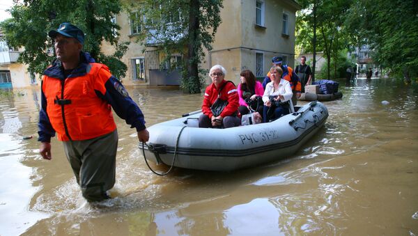 Спасатели МЧС России эвакуируют жителей одного из районов Хабаровска, затопленного паводковыми водами. - 俄羅斯衛星通訊社