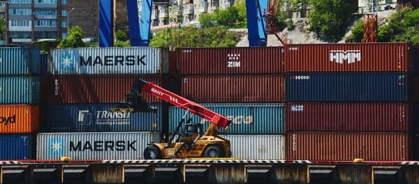 Грузовые контейнеры во Владивостокском морском торговом порту. Грузовые контейнеры во Владивостокском морском торговом порту. - 俄羅斯衛星通訊社