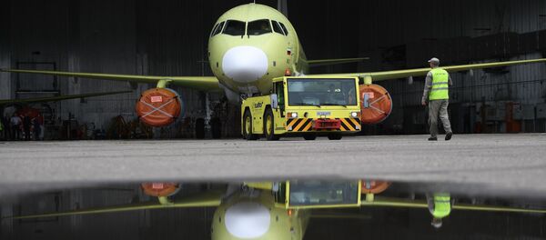 Выкатка самолета Sukhoi Superjet 100 для проведения испытаний на заводе имени Гагарина в Комсомольске-на-Амуре - 俄罗斯卫星通讯社