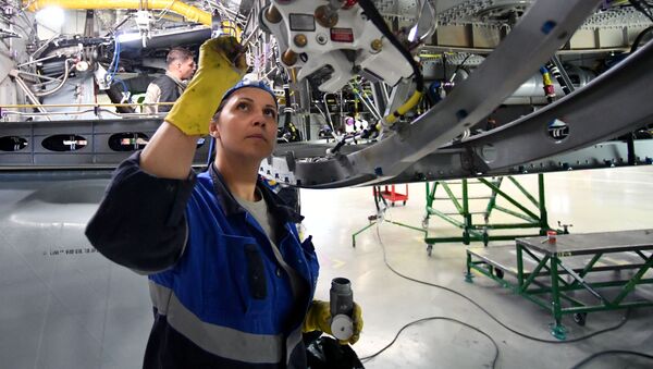 Работница на участке опрессовки в цехе окончательной сборки самолетов Sukhoi Superjet 100 на заводе имени Гагарина в Комсомольске-на-Амуре - 俄羅斯衛星通訊社