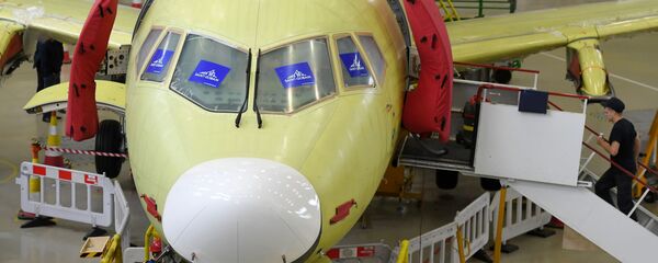 Самолет Sukhoi Superjet 100 в цехе окончательной сборки на заводе имени Гагарина в Комсомольске-на-Амуре - 俄罗斯卫星通讯社