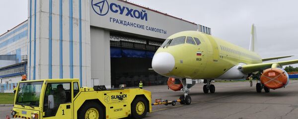 Выкатка самолета Sukhoi Superjet 100 для проведения испытаний на заводе имени Гагарина в Комсомольске-на-Амуре - 俄罗斯卫星通讯社