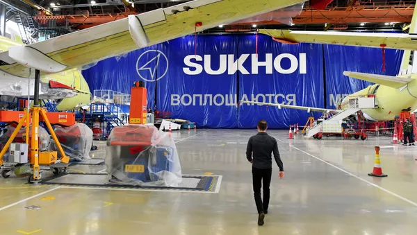 Самолеты Sukhoi Superjet 100 в цехе окончательной сборки на заводе имени Гагарина в Комсомольске-на-Амуре - 俄羅斯衛星通訊社