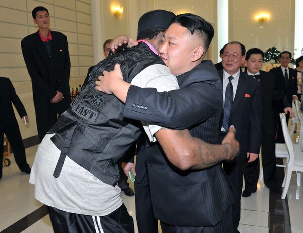 朝鲜最高领导人金正恩在平壤拥抱美国篮球运动员丹尼斯·罗德曼。 - 俄罗斯卫星通讯社