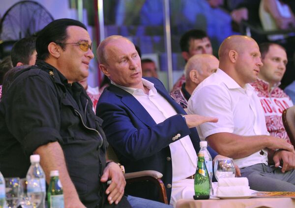 演员斯蒂芬·西格尔和俄罗斯总统弗拉基米尔·普京现身俄罗斯首届综合格斗锦标赛。 - 俄罗斯卫星通讯社