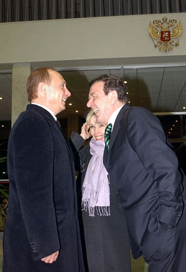 俄罗斯总统弗拉基米尔·普京在莫斯科机场迎接德国总理格哈特·施罗德，2004年。 - 俄罗斯卫星通讯社