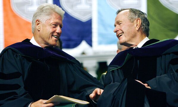 美國前總統比爾·克林頓和喬治·布什在新奧爾良杜蘭大學發表演講，2006年。 - 俄羅斯衛星通訊社