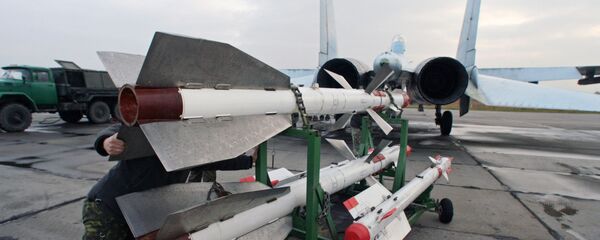 Оснащение истребителя Су-27 боевыми ракетами на аэродроме Чкаловск - 俄罗斯卫星通讯社