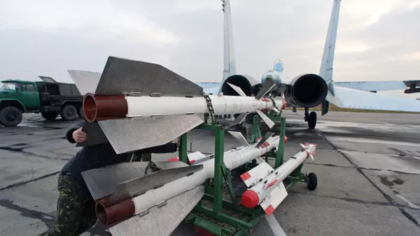Оснащение истребителя Су-27 боевыми ракетами на аэродроме Чкаловск - 俄罗斯卫星通讯社