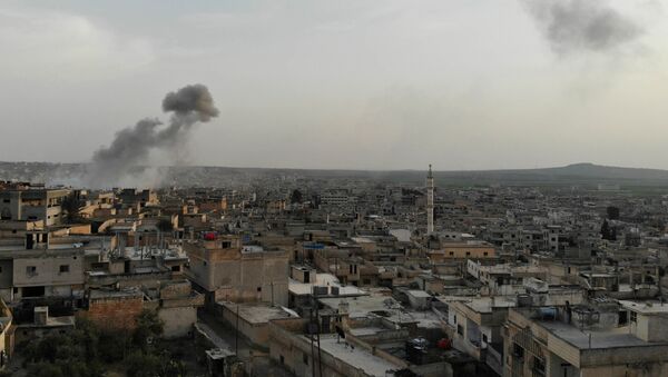 Дым от ударов по сирийскому городу Хан-Шейхун в провинции Идлиб, Сирия - 俄羅斯衛星通訊社