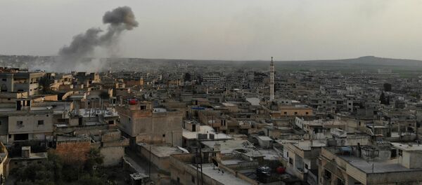Дым от ударов по сирийскому городу Хан-Шейхун в провинции Идлиб, Сирия - 俄罗斯卫星通讯社