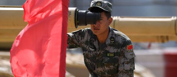 莫斯科郊外阿拉比诺训练场“坦克两项-2019”国际比赛开始前，一名中国军队军人在瞄靶射击。 - 俄罗斯卫星通讯社