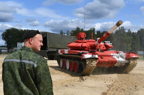 白俄罗斯军队一辆T-72B3坦克在为“坦克两项-2019”国际比赛做准备。 - 俄罗斯卫星通讯社