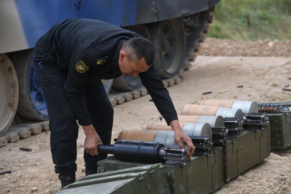 吉尔吉斯斯坦军队一名军人在为T-72B3坦克准备弹药。 - 俄罗斯卫星通讯社