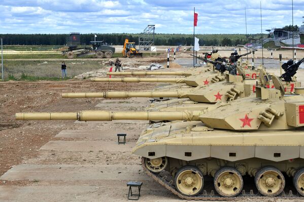 中国军队99式坦克（ZTZ-99）在“坦克两项-2019”国际比赛前瞄靶射击。 - 俄罗斯卫星通讯社