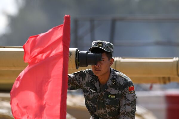 一名中国军人在“坦克两项-2019”国际比赛前瞄靶射击。 - 俄罗斯卫星通讯社