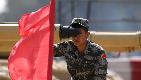 Военнослужащий команды армии Китая во время пристрелки по мишеням перед началом международных соревнований Танковый биатлон-2019 на подмосковном полигоне Алабино - 俄羅斯衛星通訊社