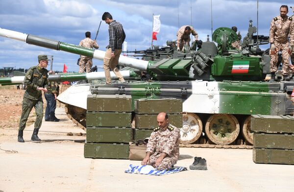 伊朗軍隊一名軍人在準備“坦克兩項-2019”國際比賽。 - 俄羅斯衛星通訊社