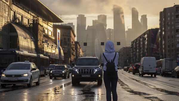 Девушка на пешеходном переходе на фоне небоскребов делового центра Москва-сити - 俄罗斯卫星通讯社