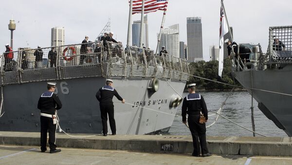 Australian sailors tie up the U.S. navy ship USS John S McCain (DDG-56) upon arrival in Sydney, Australia - 俄羅斯衛星通訊社