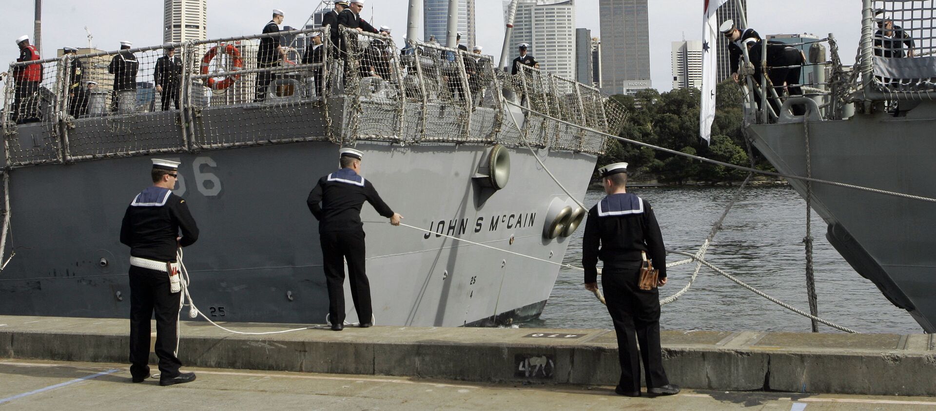 Australian sailors tie up the U.S. navy ship USS John S McCain (DDG-56) upon arrival in Sydney, Australia - 俄羅斯衛星通訊社, 1920, 04.02.2021