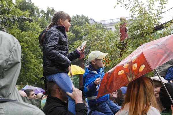 儘管陰雨天氣，慶生活動仍吸引了大量的遊客 - 俄羅斯衛星通訊社