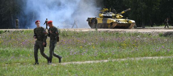 Танк Т-72Б3 команды армии Армении перед конкурсом Танковый биатлон на подмосковном полигоне Алабино Танк Т-72Б3 команды армии Армении перед конкурсом Танковый биатлон на подмосковном полигоне Алабино - 俄罗斯卫星通讯社