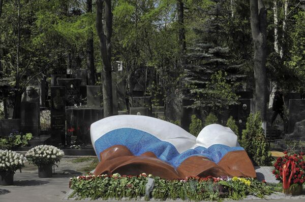 俄罗斯第一任总统鲍里斯∙叶利钦在新圣女公墓(Novodevichy Cemetery)中的墓地被建成俄罗斯三色国旗的样子 俄罗斯第一任总统鲍里斯∙叶利钦在新圣女公墓(Novodevichy Cemetery)中的墓地被建成俄罗斯三色国旗的样子 - 俄罗斯卫星通讯社