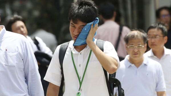 Люди на улице в Токио во время аномальной жары  - 俄罗斯卫星通讯社