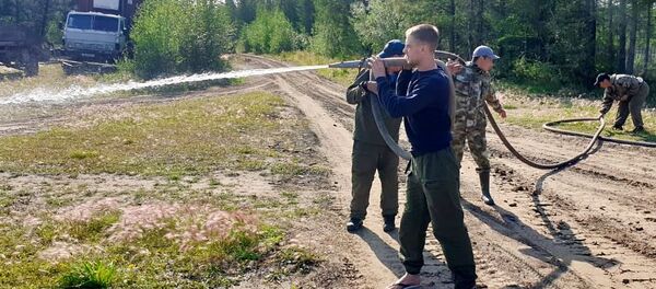 Сотрудники МЧС РФ ведут работу по устранению лесных пожаров в Якутии Сотрудники МЧС РФ ведут работу по устранению лесных пожаров в Якутии - 俄羅斯衛星通訊社