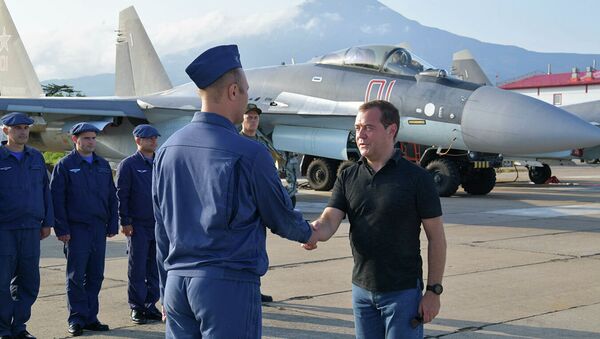 俄总理会见战斗巡航伊土鲁朴岛的苏-35机组人员 - 俄罗斯卫星通讯社