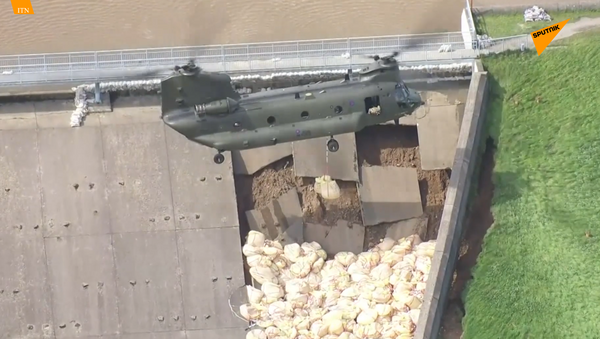 英國使用直升機投放沙袋加固大壩 - 俄羅斯衛星通訊社