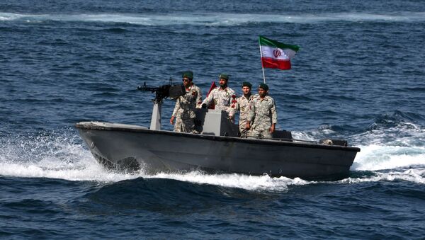 Иранские солдаты на катере в Ормузском проливе  - 俄羅斯衛星通訊社