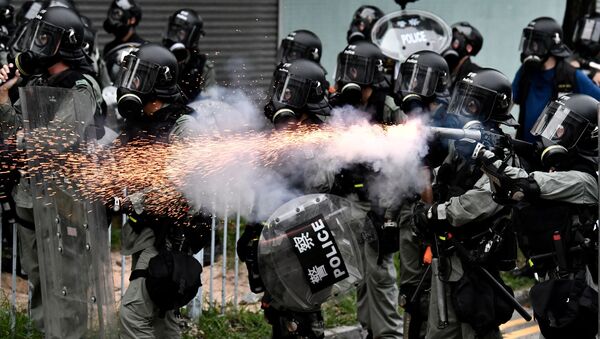 香港警方使用催淚彈驅趕示威人群 - 俄羅斯衛星通訊社