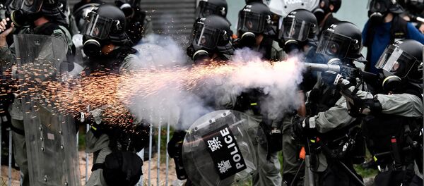 Полицейские применяют слезоточивый газ во время протестов в Гонконге - 俄罗斯卫星通讯社