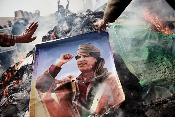 班加西居民焚燒卡扎菲肖像、卡扎菲名言標語和卡扎菲的《綠皮書》。 - 俄羅斯衛星通訊社