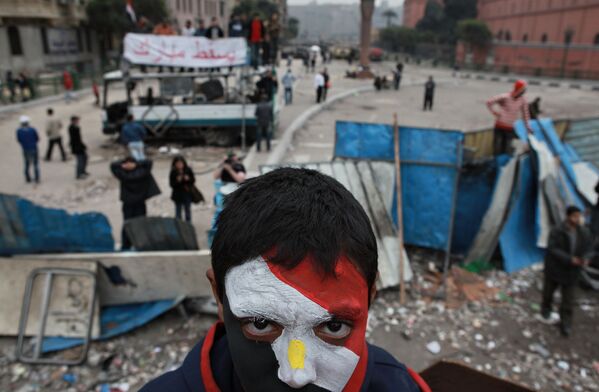 一名臉上塗著埃及國旗顏色的反對派支持者。 - 俄羅斯衛星通訊社