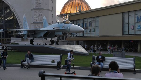 Павильон № 34 Космос (бывший Механизация) и многоцелевой истребитель Су-27 на ВДНХ в Москве - 俄罗斯卫星通讯社