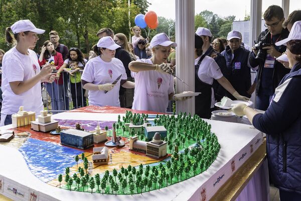 人们把为全俄国民经济成就展览馆建馆80周年特制的蛋糕分给所有想品尝的人 - 俄罗斯卫星通讯社