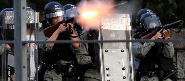 Полицейские применяют слезоточивый газ во время протестов в Гонконге - 俄罗斯卫星通讯社