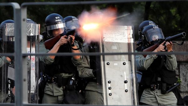 Полицейские применяют слезоточивый газ во время протестов в Гонконге - 俄罗斯卫星通讯社