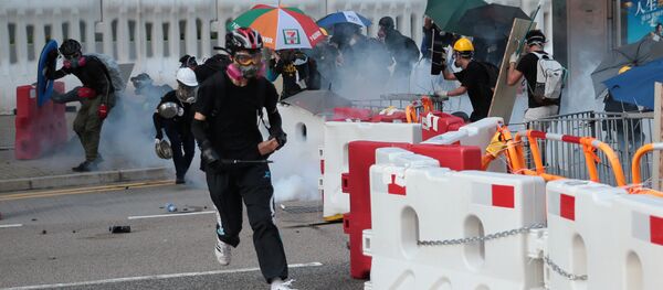 Полицейские применяют слезоточивый газ во время протестов в Гонконге - 俄罗斯卫星通讯社