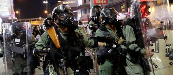 媒体：香港警方使用催泪弹驱散人群 - 俄罗斯卫星通讯社