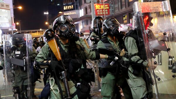 媒體：香港警方使用催淚彈驅散人群 - 俄羅斯衛星通訊社