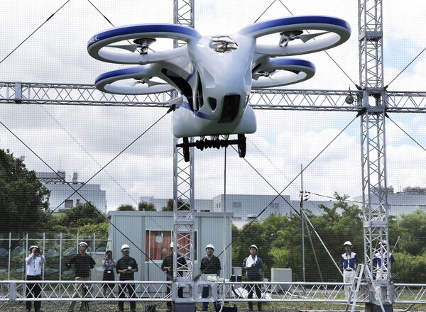 汽车飞离地面3米,在空中停留约一分钟。 汽车飞离地面3米,在空中停留约一分钟。 - 俄罗斯卫星通讯社