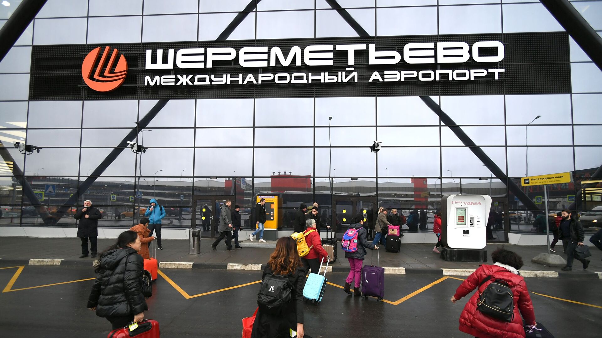 Пассажиры у входа в терминал B международного аэропорта Шереметьево в Москве - 俄罗斯卫星通讯社, 1920, 26.04.2021