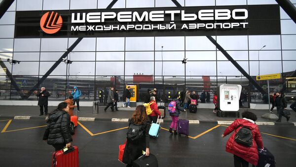 Пассажиры у входа в терминал B международного аэропорта Шереметьево в Москве - 俄羅斯衛星通訊社