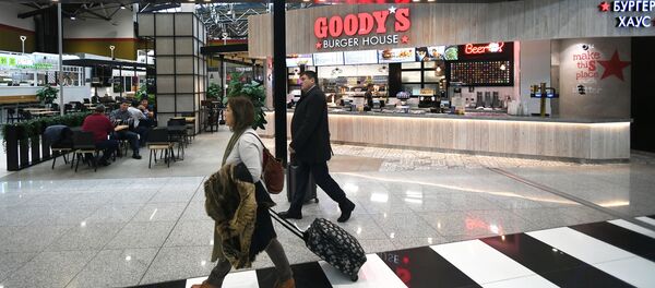 Пассажиры в терминале B международного аэропорта Шереметьево в Москве, 2018 год - 俄罗斯卫星通讯社